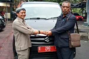 Ketua BK, H Uus Yusuf saat mengembalikan mobdin